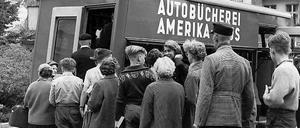 Bücherauto vor dem alten Amerika Haus, 1952.
