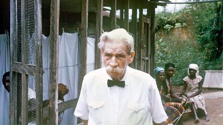 Albert Schweitzer. Sein Krankenhaus in Lambaréné ist vom Verfall bedroht - unweit seiner Klinik wird eine neue gebaut. 