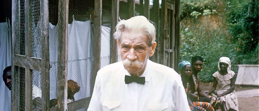 Albert Schweitzer. Sein Krankenhaus in Lambaréné ist vom Verfall bedroht - unweit seiner Klinik wird eine neue gebaut. 