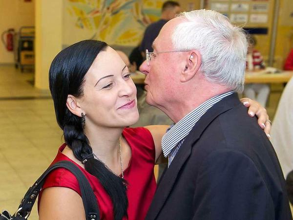 Yvonne Ploetz und Oskar Lafontaine umarmen sich