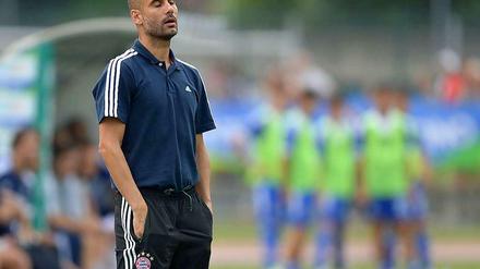 Spannung sieht anders aus: Josep Guardiola beim Testspiel gegen seinen alten Verein Brescia Calcio.