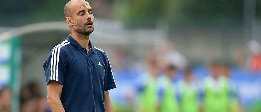 Spannung sieht anders aus: Josep Guardiola beim Testspiel gegen seinen alten Verein Brescia Calcio.