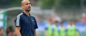 Spannung sieht anders aus: Josep Guardiola beim Testspiel gegen seinen alten Verein Brescia Calcio.