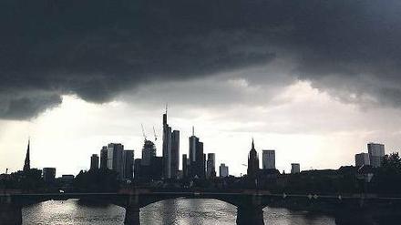 Die Skyline des Bankenviertels in Frankfurt am Main. Am Himmel hängen graue Wolken.