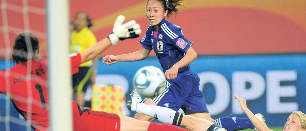 Ende des Trubels. Japans Karina Maruyama schießt Gastgeber Deutschland mit ihrem 1:0 in der Verlängerung aus dem WM-Turnier 2011. Foto: dpa