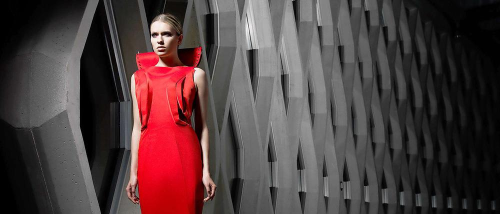 In der Türkei gilt Nevra Karaca schon lange nicht mehr als Nachwuchsdesignerin. Nachdem die 33-Jährige Mode in Istanbul und Mailand studiert hat, begann sie 2005 für den türkischen Textilproduzenten Taypa Textile INC.