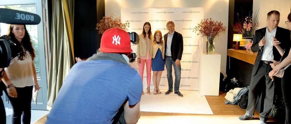 Neue Netzwerke: Designerin Malaika Raiss (Mitte) mit Brands4Friends-Chef Bjorn Kvarby und einem Model auf ihrer Aftershow-Party