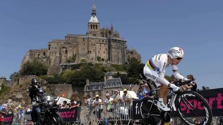 Sieg vor Traumkulisse. Tony Martin während des Zeitfahrens der elften Tour-Etappe.
