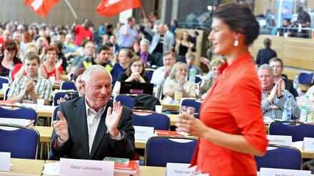 Oskar Lafontaine beklatscht Sahra Wagenknecht nach ihrer Rede auf dem Linken-Bundesparteitag im Juni in Dresden