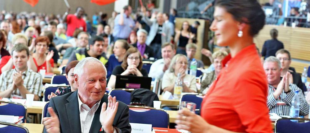 Oskar Lafontaine beklatscht Sahra Wagenknecht nach ihrer Rede auf dem Linken-Bundesparteitag im Juni in Dresden