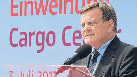 Cargo-Lifter. BER-Chef Hartmut Mehdorn freut sich über Luftfracht.