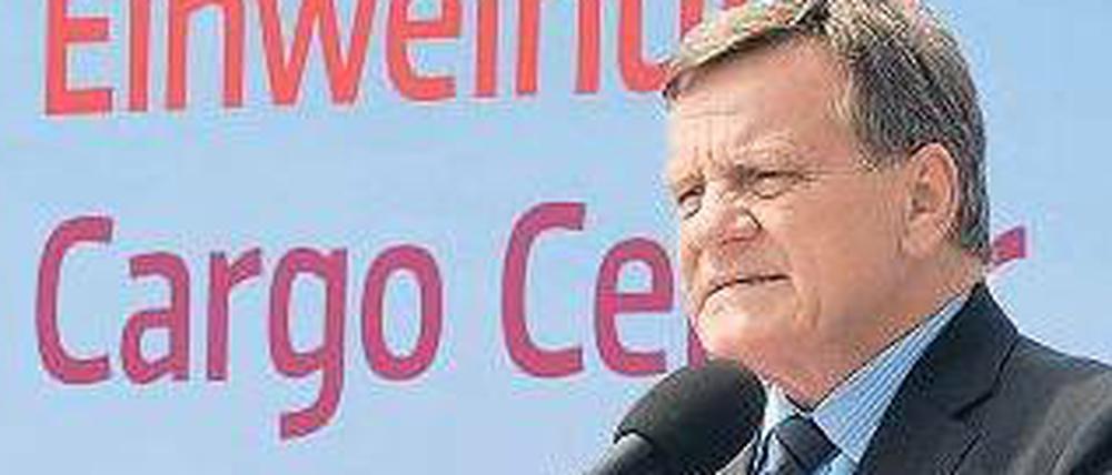 Cargo-Lifter. BER-Chef Hartmut Mehdorn freut sich über Luftfracht.