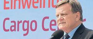 Cargo-Lifter. BER-Chef Hartmut Mehdorn freut sich über Luftfracht.