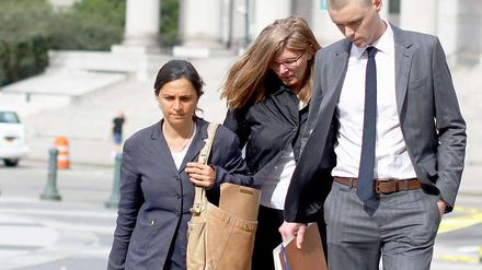 Ingrid Lederhaas-Okun (Mitte) verlässt den Manhattan Federal Court mit ihrem Anwalt. 