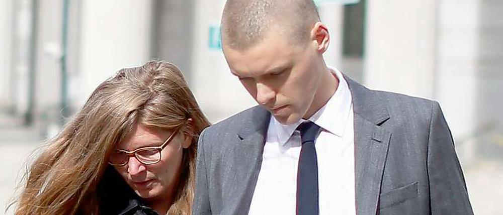 Ingrid Lederhaas-Okun (Mitte) verlässt den Manhattan Federal Court mit ihrem Anwalt. 