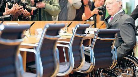 Gute Laune. Wolfgang Schäuble (CDU) ist mit seinem aktuellen Zahlenwerk und seiner Bilanz als Finanzminister der schwarz-gelben Koalition zufrieden. Die niedrigen Zinsen helfen ihm. Foto: Kay Nietfeld/dpa