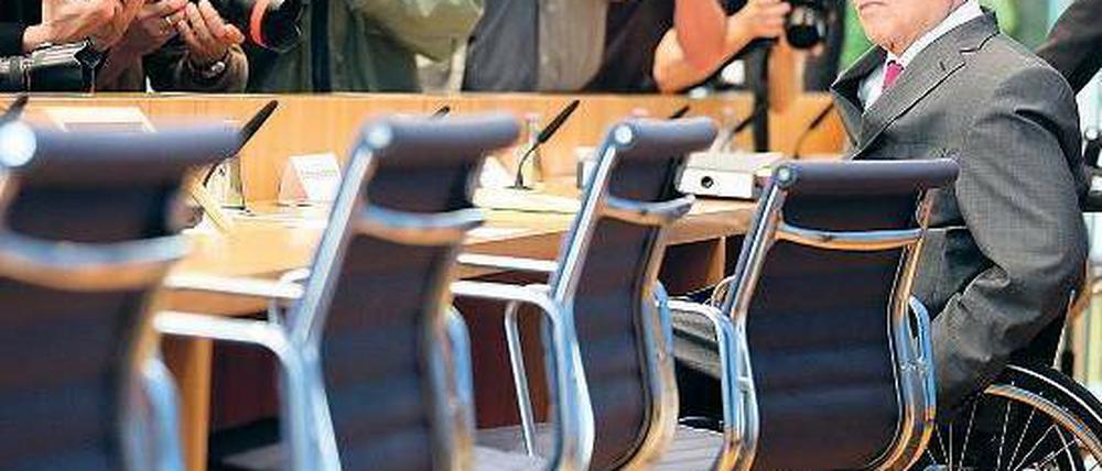 Gute Laune. Wolfgang Schäuble (CDU) ist mit seinem aktuellen Zahlenwerk und seiner Bilanz als Finanzminister der schwarz-gelben Koalition zufrieden. Die niedrigen Zinsen helfen ihm. Foto: Kay Nietfeld/dpa