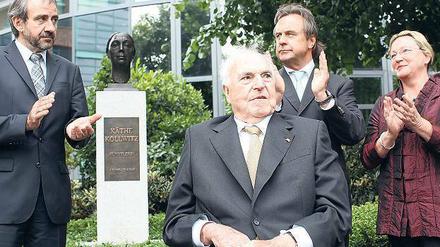 Gruppenbild mit Altkanzler. Helmut Kohl, Ernst Freiberger (2. v. r.), Hermann Parzinger von der Stiftung Preußischer Kulturbesitz und die Künstlerin Christine Dewerny. Foto: dpa