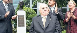 Gruppenbild mit Altkanzler. Helmut Kohl, Ernst Freiberger (2. v. r.), Hermann Parzinger von der Stiftung Preußischer Kulturbesitz und die Künstlerin Christine Dewerny. Foto: dpa