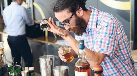 Jeder Griff sitzt. Atalay Aktas von der Kreuzberger Bar „Schwarze Traube“ hat es bis ins Finale um den Titel des Besten Bartenders der Welt geschafft.