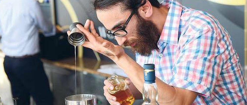 Jeder Griff sitzt. Atalay Aktas von der Kreuzberger Bar „Schwarze Traube“ hat es bis ins Finale um den Titel des Besten Bartenders der Welt geschafft.