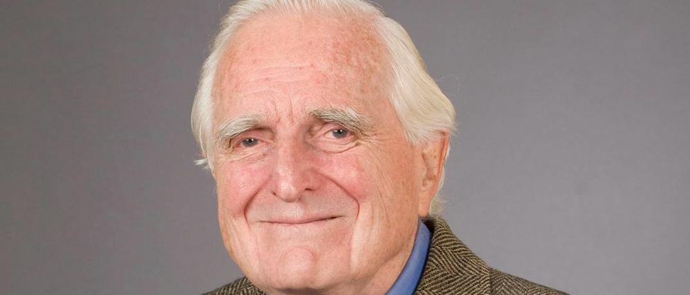 Mensch und Maus: Douglas Engelbart mit der ersten Computermaus aus dem Jahr 1968.