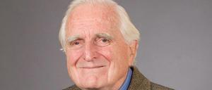 Mensch und Maus: Douglas Engelbart mit der ersten Computermaus aus dem Jahr 1968.