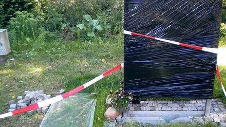 Eingepackt. Derzeit ist die neue Einstein- Stele verhüllt. Anwohner Gregorio Ortega Coto grämt sich deshalb – dabei hätte es das Denkmal ohne sein Engagement erst gar nicht gegeben. 
