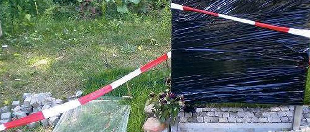 Eingepackt. Derzeit ist die neue Einstein- Stele verhüllt. Anwohner Gregorio Ortega Coto grämt sich deshalb – dabei hätte es das Denkmal ohne sein Engagement erst gar nicht gegeben. 