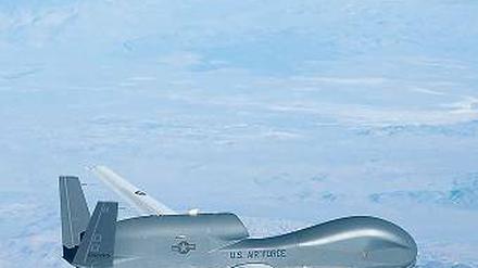 Die Aufklärungsdrohne „Global Hawk“, nach der der „Euro Hawk“ entwickelt wurde, gehört zu den leistungsfähigsten Drohnen auf dem Markt und damit zur Kategorie „HALE - High Altitude Long Endurance-Drohnen“, die in bis zu 20 km Höhe fliegen können. Das US-Militär setzte sie in Afghanistan und im Irak ein.