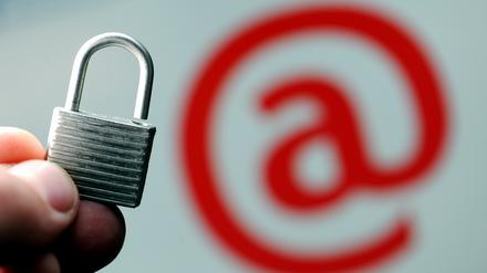 Mails sicher verschlüsseln: PGP arbeitet mit zwei Schlüssel. Der öffentliche verschließt die Mails, mit dem privaten werden sie wieder geöffnet.