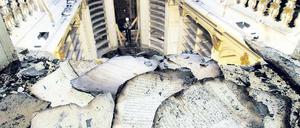 Verkohlte Schätze. Ein Brand vernichtete in der Anna-Amalia-Bibliothek in Weimar bedeutende Bestände. Als Reaktion schuf die Bundesregierung eine zentrale Stelle, die Maßnahmen zur Konservierung bedrohter Bücher entwickeln und koordinieren soll.