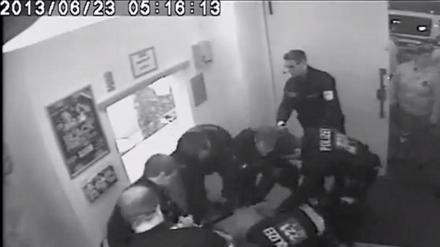 Bilder einer Überwachungskamera zeigen den Einsatz.