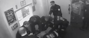Bilder einer Überwachungskamera zeigen den Einsatz.