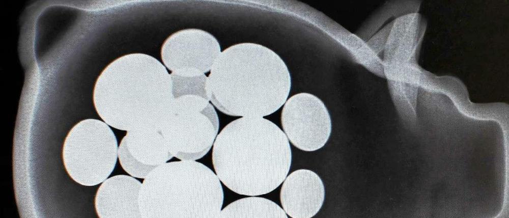 Sparschwein mit wenig Geld im Innern