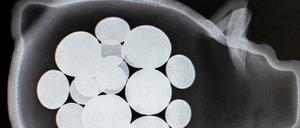 Sparschwein mit wenig Geld im Innern