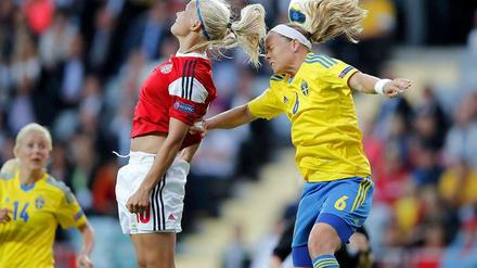 Haarige Sache. Die Dänin Pernille Harder (links) und die Schwedin Sara Thunebro im Kopfballduell.