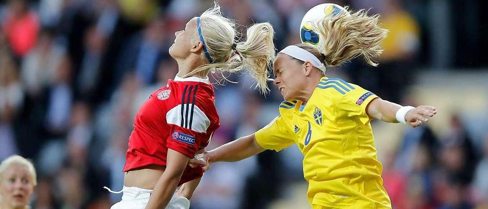 Haarige Sache. Die Dänin Pernille Harder (links) und die Schwedin Sara Thunebro im Kopfballduell.