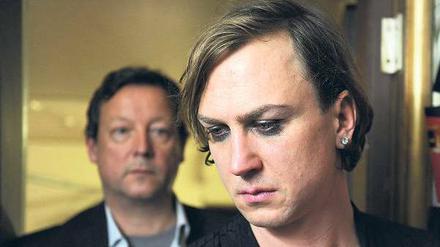 Wir müssen reden. Kommissar Hanns von Meuffels (Matthias Brandt, links) besucht Almandine Winter (Lars Eidinger) in der Garderobe. Foto: BR