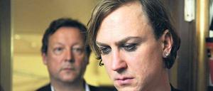Wir müssen reden. Kommissar Hanns von Meuffels (Matthias Brandt, links) besucht Almandine Winter (Lars Eidinger) in der Garderobe. Foto: BR