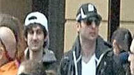 Der mutmaßliche Attentäter Dschochar Zarnajew (l.) erschien am Mittwoch zum ersten mal vor Gericht. 