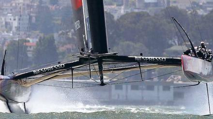 Luftfahrt auf dem Wasser. Team New Zealand rast mit bis zu 80 Stundenkilometern durch die Bucht von San Franciso. Die Mannschaft von Skipper Dean Barker holte bis Samstag in der Runde der Herausforderer beim America’s Cup bereits zwei Punkte – allerdings ohne Gegner.
