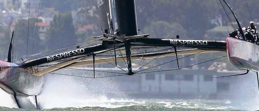 Luftfahrt auf dem Wasser. Team New Zealand rast mit bis zu 80 Stundenkilometern durch die Bucht von San Franciso. Die Mannschaft von Skipper Dean Barker holte bis Samstag in der Runde der Herausforderer beim America’s Cup bereits zwei Punkte – allerdings ohne Gegner.