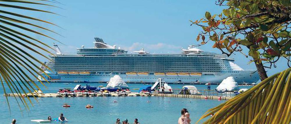 Badeeinlage in Haiti. Die "Allure of the Seas" ankert vor der Insel Hispaniola an einem speziell abgezäunten Strandabschnitt.