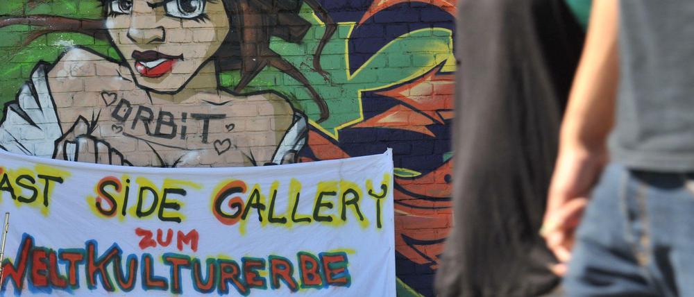 Schön bunt hier. Das Areal zwischen East Side Gallery und Spree ist beliebt bei Touristen, Anwohnern – und Investoren. Das hat viel Protest provoziert. Außer am Sonntag bei schönstem Sommerwetter.