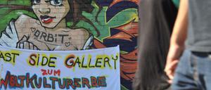 Schön bunt hier. Das Areal zwischen East Side Gallery und Spree ist beliebt bei Touristen, Anwohnern – und Investoren. Das hat viel Protest provoziert. Außer am Sonntag bei schönstem Sommerwetter.