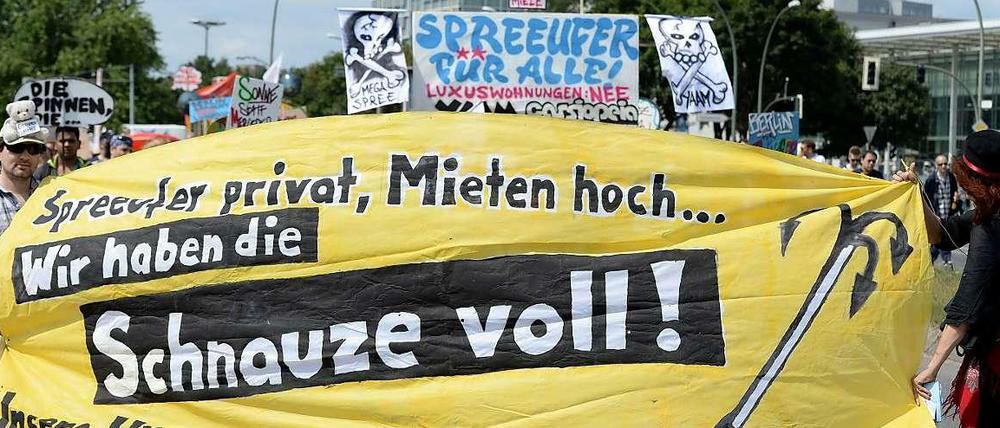 Demonstration "Mediaspree versenken!" in Berlin: Die Bürgerinitiative "Mediaspree versenken!" protestiert am Samstag an der East-Side-Gallery in Berlin gegen die weitere Bebauung des Spreeufers. Die Initiative fordert die Umsetzung eines Bürgerentscheids von 2008, in dem mehrheitlich gegen die Bebauung des Spreeufers gestimmt wurde.