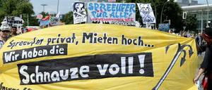 Demonstration "Mediaspree versenken!" in Berlin: Die Bürgerinitiative "Mediaspree versenken!" protestiert am Samstag an der East-Side-Gallery in Berlin gegen die weitere Bebauung des Spreeufers. Die Initiative fordert die Umsetzung eines Bürgerentscheids von 2008, in dem mehrheitlich gegen die Bebauung des Spreeufers gestimmt wurde.