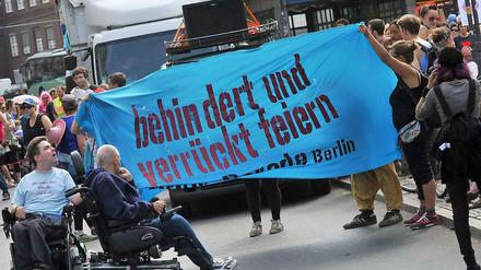 Bei der Pride Parade am Sonnabend in Berlin auf dem Hermannplatz ging es um "behindert und verrückt feiern". Nach Angaben der Polizei trafen sich mehr als 200 Menschen zur ersten bundesweiten Pride Parade. Behinderte Gruppen und am Rande der Gesellschaft stehende Menschen forderten dabei mehr Rechte und Anerkennung.