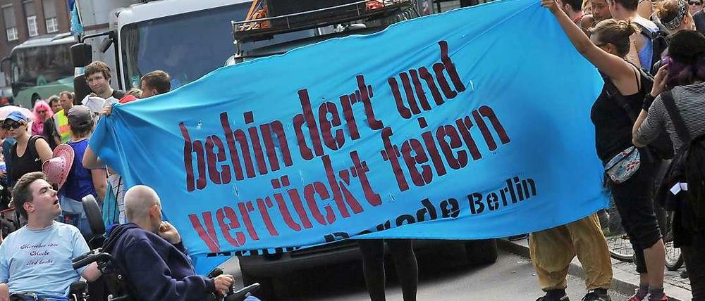 Bei der Pride Parade am Sonnabend in Berlin auf dem Hermannplatz ging es um "behindert und verrückt feiern". Nach Angaben der Polizei trafen sich mehr als 200 Menschen zur ersten bundesweiten Pride Parade. Behinderte Gruppen und am Rande der Gesellschaft stehende Menschen forderten dabei mehr Rechte und Anerkennung.
